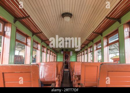 Tiradentes, Brasilien, 30. Dezember 2015: Wagenansicht eines alten Mai-Rauchzuges in Tiradentes, einer kolonialen UNESCO-Weltkulturerbestadt Stockfoto