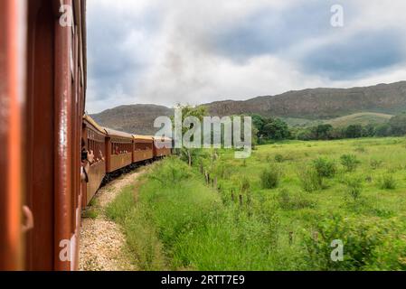 Tiradentes, Brasilien, 30. Dezember 2015: Touristen machen sich selbst ein Foto in der alten Mairauchbahn in Tiradentes, einer kolonialen UNESCO-Weltkulturerbestadt Stockfoto