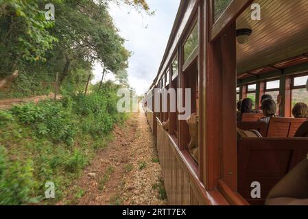 Tiradentes, Brasilien, 30. Dezember 2015: Touristen machen sich selbst ein Foto in der alten Mairauchbahn in Tiradentes, einer kolonialen UNESCO-Weltkulturerbestadt Stockfoto