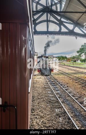 Tiradentes, Brasilien, 30. Dezember 2015: Old May Smoke Train parkt am Bahnhof in Saint John Del Rei, einer kolonialen UNESCO-Weltkulturerbestadt Stockfoto