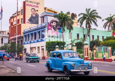 Santiago de Cuba wird oft als Geburtsort der kubanischen revolution bezeichnet. Plakate von Fidel Castro werben für die Revolution, Santiago de Cuba, KUBA Stockfoto