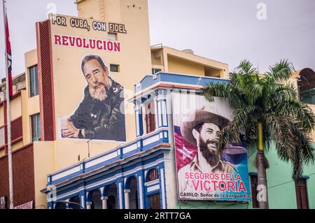 Santiago de Cuba, Kuba am 4. Januar 2015: Plakate von Fidel Castro werben für die Revolution. Santiago de Cuba wird oft als Geburtsort von bezeichnet Stockfoto