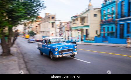 Blauer Oldtimer in der kubanischen Hauptstadt mit verschwommenem Hintergrund, Havanna, KUBA im Dezember 2015 Stockfoto