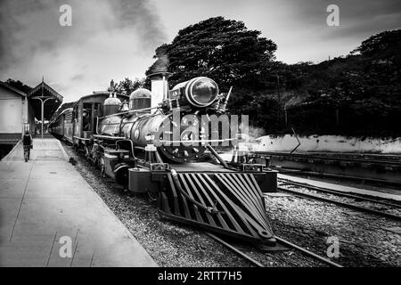 Tiradentes, Brasilien, 30. Dezember 2015: Old May Smoke Train in Tiradentes, einer kolonialen UNESCO-Weltkulturerbestadt Stockfoto