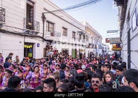 Sucre, Bolivien am 12. September 2015: Vollständiges Straßenfest im Zentrum von sucre bei einer Parade mit Bolivianern in Kostümen bei der jährlichen Festveranstaltung zu Ehren der Stockfoto