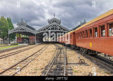 Tiradentes, Brasilien, 30. Dezember 2015: Old May Smoke Train parkt am Bahnhof in Saint John Del Rei, einer kolonialen UNESCO-Weltkulturerbestadt Stockfoto
