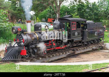 Tiradentes, Brasilien, 30. Dezember 2015: Old May Smoke Train in Tiradentes, einer kolonialen UNESCO-Weltkulturerbestadt. Der Zug steht auf einem Drehschalter Stockfoto
