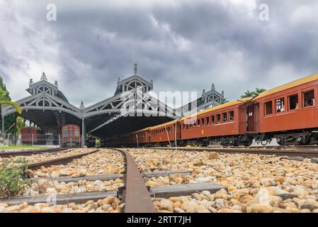 Tiradentes, Brasilien, 30. Dezember 2015: Old May Smoke Train parkt am Bahnhof in Saint John Del Rei, einer kolonialen UNESCO-Weltkulturerbestadt Stockfoto