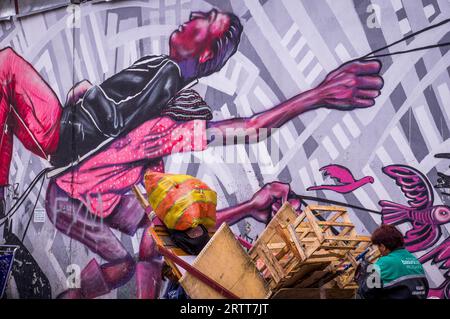 Bogota, Kolumbien am 14. Dezember 2015: Die Wand ist mit antikapitalistischer Straßenkunst des Künstlers Guache in der Gegend von La Candelaria in Bogota bedeckt Stockfoto