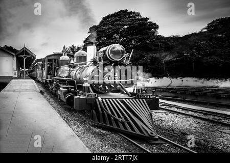 Tiradentes, Brasilien, 30. Dezember 2015: Old May Smoke Train in Tiradentes, einer kolonialen UNESCO-Weltkulturerbestadt Stockfoto