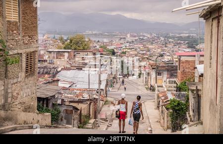 Santiago De Cuba, Kuba am 4. Januar 2016: Frauen auf Straße in schlechte Wohngegend Stockfoto