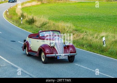 Eine Fahrt für Oldtimer. Gekonntes Handling des Fahrzeugs, Streckenfindung anhand des Fahrtenbuchs und konsistente Fahrweise werden Stockfoto