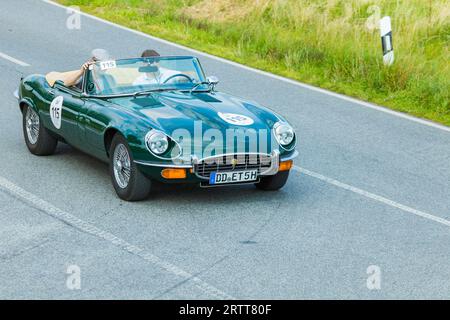 Eine Fahrt für Oldtimer. Gekonntes Handling des Fahrzeugs, Streckenfindung anhand des Fahrtenbuchs und konsistente Fahrweise werden Stockfoto