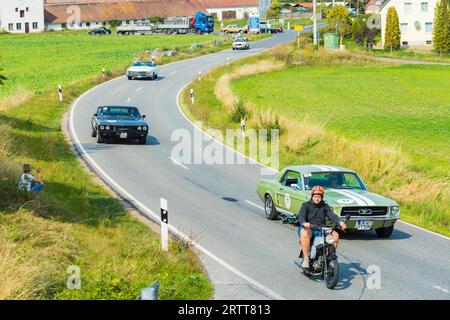 Eine Fahrt für Oldtimer. Gekonntes Handling des Fahrzeugs, Streckenfindung anhand des Fahrtenbuchs und konsistente Fahrweise werden Stockfoto