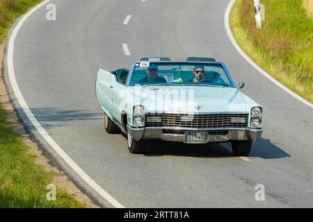 Eine Fahrt für Oldtimer. Gekonntes Handling des Fahrzeugs, Streckenfindung anhand des Fahrtenbuchs und konsistente Fahrweise werden Stockfoto