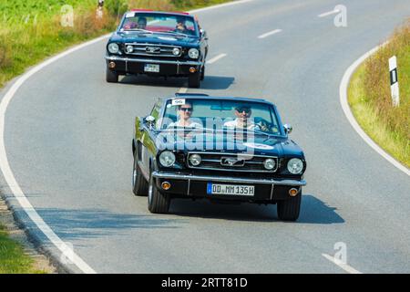 Eine Fahrt für Oldtimer. Gekonntes Handling des Fahrzeugs, Streckenfindung anhand des Fahrtenbuchs und konsistente Fahrweise werden Stockfoto