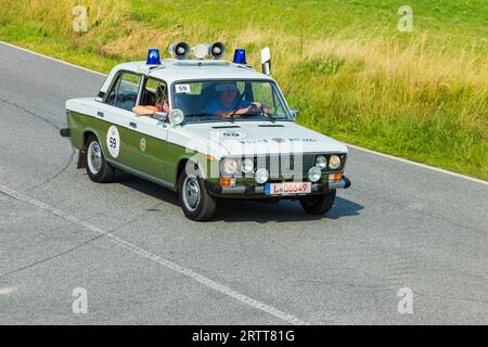 Eine Fahrt für Oldtimer. Gekonntes Handling des Fahrzeugs, Streckenfindung anhand des Fahrtenbuchs und konsistente Fahrweise werden Stockfoto