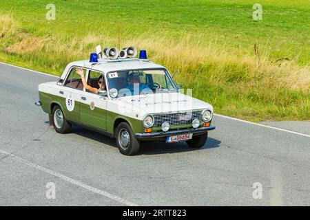 Eine Fahrt für Oldtimer. Gekonntes Handling des Fahrzeugs, Streckenfindung anhand des Fahrtenbuchs und konsistente Fahrweise werden Stockfoto