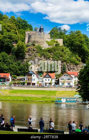 Rathen in der Sächsischen Schweiz, Schlange für die Fähre über die Elbe Stockfoto