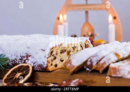 Erzgebirge Weihnachtsstollen, auch im Erzgebirge gibt es eine Stollen-Tradition, das typische Weihnachtsgebäck stammt zum Beispiel aus dem sauer Bak Stockfoto