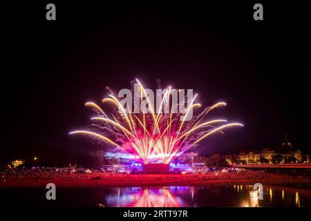 DEU Sachsen Dresden (C Sylvio Dittrich +49 1772156417) Kaisermania in Dresden, Roland Kaiser Konzert, ein Kultereignis. Feuerwerk schließen Stockfoto