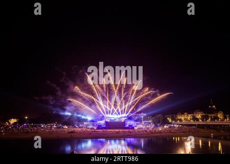 DEU Sachsen Dresden (C Sylvio Dittrich +49 1772156417) Kaisermania in Dresden, Roland Kaiser Konzert, ein Kultereignis. Feuerwerk schließen Stockfoto