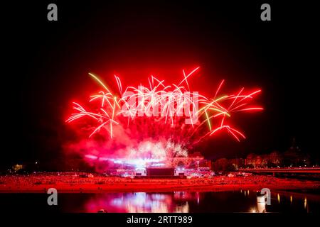 DEU Sachsen Dresden (C Sylvio Dittrich +49 1772156417) Kaisermania in Dresden, Roland Kaiser Konzert, ein Kultereignis. Feuerwerk schließen Stockfoto