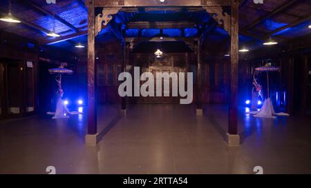 Eine Gruppe javanischer Tänzer tanzt nachts in einem Pavillon mit braunem Holz Stockfoto