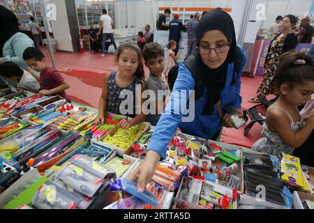 Algier. September 2023. Die Menschen besuchen die zweite Ausgabe der algerischen Schulmesse in Algier, Algerien, 14. September 2023. Das neue Schuljahr in Algerien beginnt am 19. September. Quelle: Xinhua/Alamy Live News Stockfoto