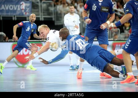 Zagreb, Kroatien. September 2023. Patrick Wiencek (2. L) vom THW Kiel tritt am 14. September 2023 im EHF Champions League-Spiel zwischen RK Zagreb und THW Kiel in Zagreb (Kroatien) gegen Yoel Cuni Morales (3. L) vom RK Zagreb an. Quelle: Slavko Midzor/PIXSELL über Xinhua/Alamy Live News Stockfoto