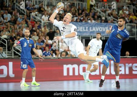 Zagreb, Kroatien. September 2023. Patrick Wiencek (2. L) vom THW Kiel schießt den Ball beim EHF Champions League-Spiel zwischen RK Zagreb und THW Kiel in Zagreb, Kroatien, am 14. September 2023. Quelle: Slavko Midzor/PIXSELL über Xinhua/Alamy Live News Stockfoto