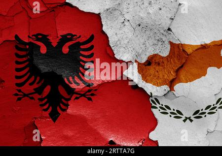 Flaggen Albaniens und Zyperns auf gerissenen Wänden Stockfoto