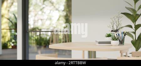 Ein Kopierbereich für die Präsentation Ihres Produkts auf einem Holztisch in einem modernen, modernen, hellen Raum mit Zimmerpflanzen und weißer Wand. 3D-Rendering, 3D-Illustration Stockfoto