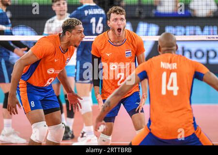 Fabian Plak, Wessel Keemink, Nimir Abdel-Aziz (Niederlande) feiern den Sieg gegen Argentinien. Volleyball-Weltmeisterschaft 2022. Stockfoto