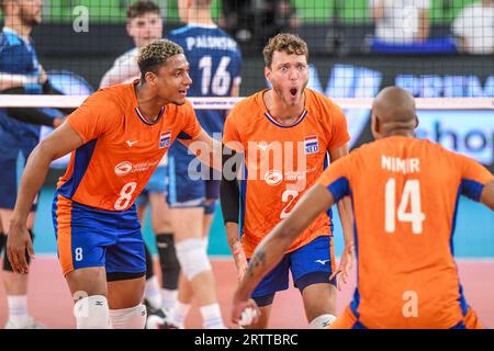 Fabian Plak, Wessel Keemink, Nimir Abdel-Aziz (Niederlande) feiern den Sieg gegen Argentinien. Volleyball-Weltmeisterschaft 2022. Stockfoto