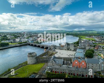 Blick aus der Vogelperspektive auf Limerick City und King John's Castle auf King's Island mit konzentrischen Mauern und runden Türmen entlang des Shannon River und der Thomond-Brücke Stockfoto