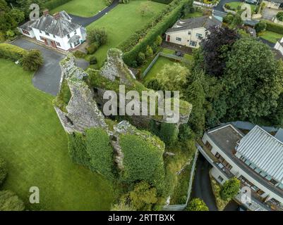 Blick aus der Vogelperspektive auf ein ruiniertes mittelalterliches Turmhaus in der Nähe von Limerick, Irland, eingebettet in eine moderne urbane Umgebung Stockfoto