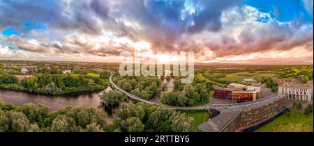 Aus der Vogelperspektive der Limerick University Bridge mit dramatischem Himmel Stockfoto