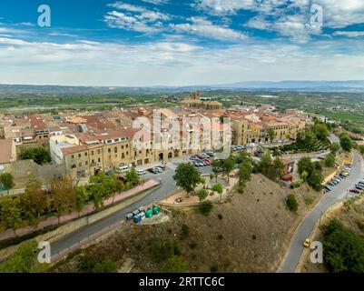 Blick aus der Vogelperspektive auf Laguardia mittelalterliches befestigtes Dorf auf einem Hügel, umgeben von Weingütern in der spanischen Region Rioja, mit bewölktem Himmel Stockfoto