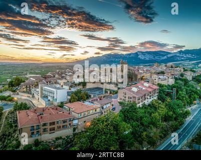 Blick aus der Vogelperspektive auf Laguardia mittelalterliches befestigtes Dorf auf einem Hügel, umgeben von Weingütern in der spanischen Region Rioja, mit farbenfrohem Sonnenuntergang Stockfoto