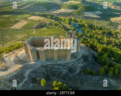 Blick aus der Vogelperspektive auf die Burg Davalillo oberhalb des Ebro-Flusses in Rioja Spanien, mit halbrunden Türmen und einem Turm mittelalterlicher Verteidigungsbauten Stockfoto