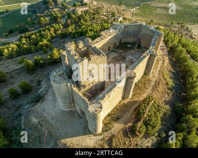 Blick aus der Vogelperspektive auf die Burg Davalillo oberhalb des Ebro-Flusses in Rioja Spanien, mit halbrunden Türmen und einem Turm mittelalterlicher Verteidigungsbauten Stockfoto