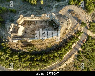 Blick aus der Vogelperspektive auf die Burg Davalillo oberhalb des Ebro-Flusses in Rioja Spanien, mit halbrunden Türmen und einem Turm mittelalterlicher Verteidigungsbauten Stockfoto