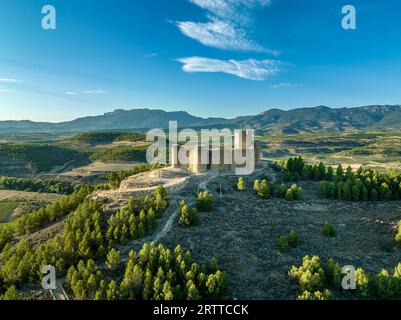 Blick aus der Vogelperspektive auf die Burg Davalillo oberhalb des Ebro-Flusses in Rioja Spanien, mit halbrunden Türmen und einem Turm mittelalterlicher Verteidigungsbauten Stockfoto