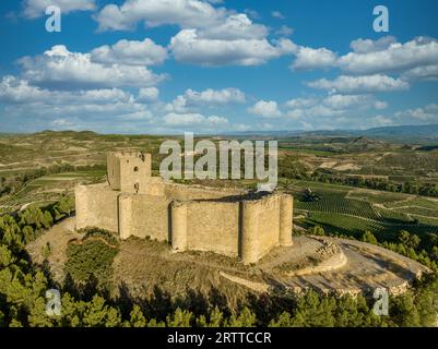 Blick aus der Vogelperspektive auf die Burg Davalillo oberhalb des Ebro-Flusses in Rioja Spanien, mit halbrunden Türmen und einem Turm mittelalterlicher Verteidigungsbauten Stockfoto
