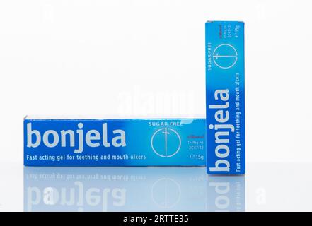 CHONBURI, THAILAND-30. JANUAR 2023: Bonjela Gel in Verpackung auf weißem Hintergrund. Heilung und Linderung von Schmerzen bei Mundgeschwüren, Prothesenwunden Stockfoto