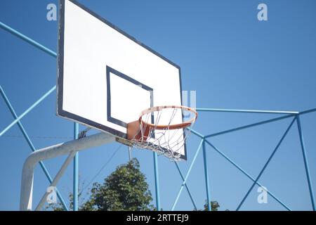 Leerer Basketballplatz gegen blauen Himmel Stockfoto