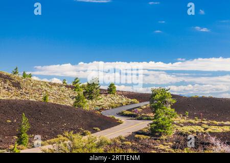 Zerklüftete Landschaft in Craters of the Moon National Monument und Preserve in Idaho. Der National Park Service beschreibt den Park als „einen riesigen Ozean aus Lava“. Stockfoto