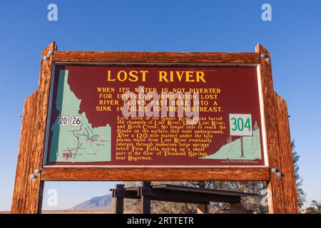 Schild über Lost River in den Snake River Plains von Idaho, an der Raststätte auf dem landschaftlich reizvollen Highway 20 gesehen. Stockfoto