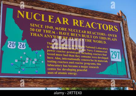 Schildern Sie auf der landschaftlich reizvollen Idaho Road 20 und 26, an der Raststätte, und erklären Sie die Rolle des Idaho National Laboratory in der Nuklearforschung. Stockfoto